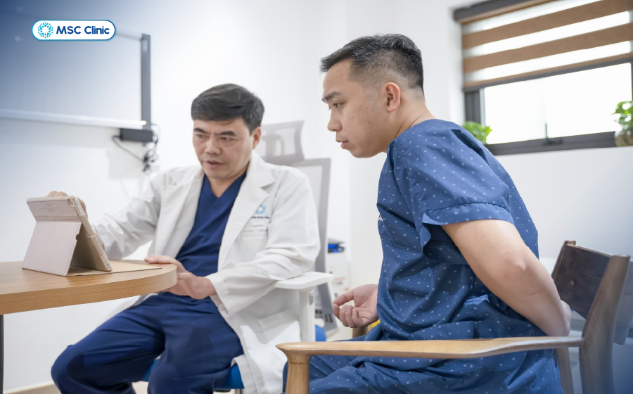 Bác sĩ Trần Trọng Thắng thăm khám cho người bệnh Bác sĩ Trần Trọng Thắng thăm khám cho người bệnh