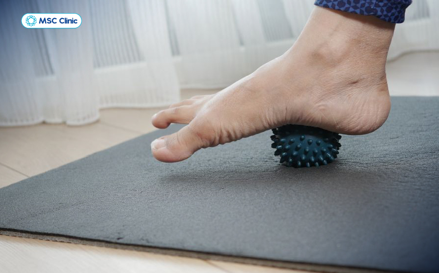 Bài tập chữa đau gót chân bằng cách massage lòng bàn chân với bóng