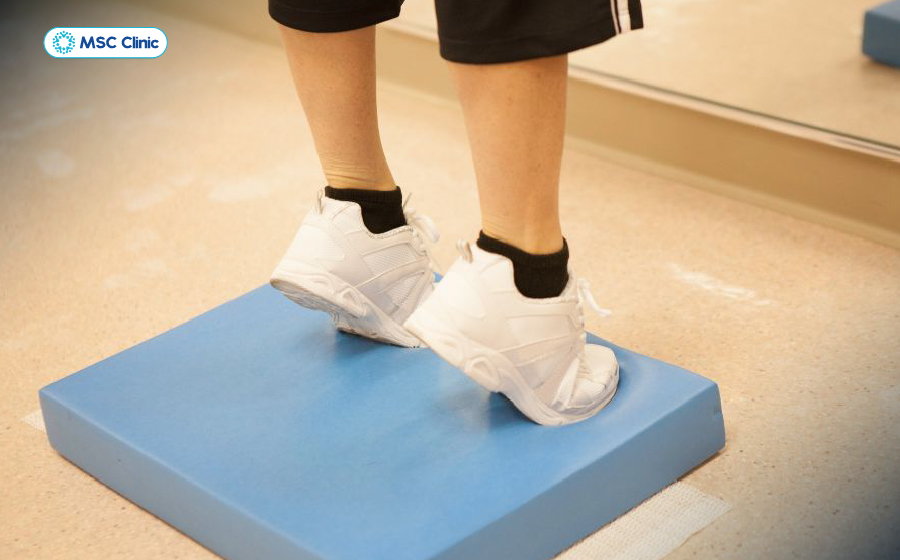 Bài tập chữa đau gót chân cải thiện độ linh hoạt và giảm căng cứng