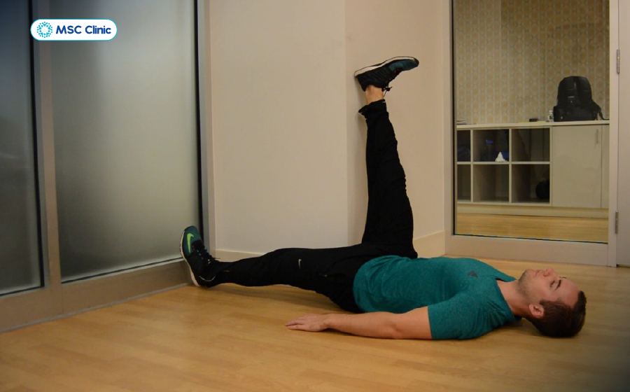 Bài tập kéo giãn bắp chân với tường