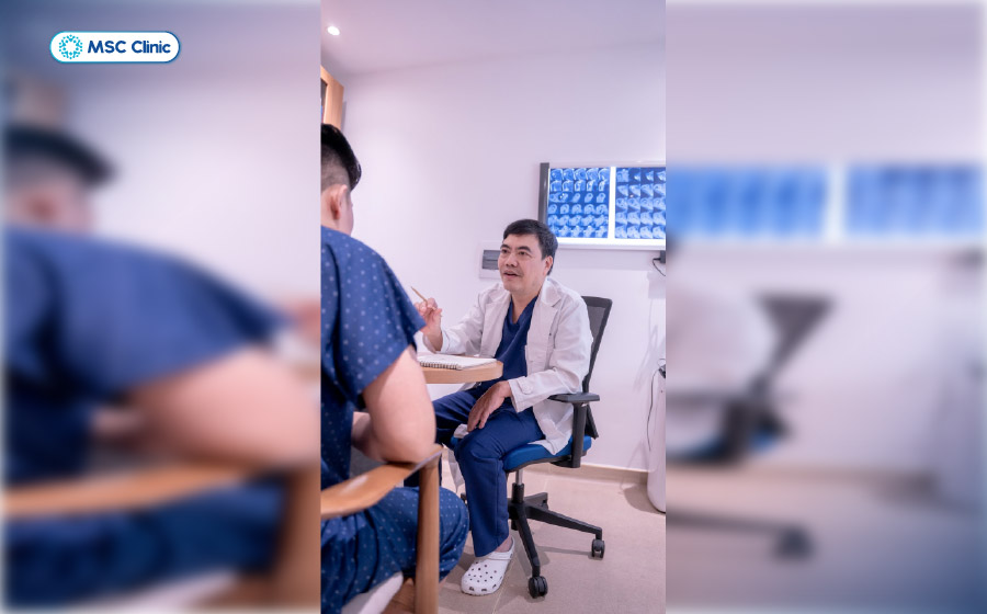 BSCKII Trần Trọng Thắng thăm khám cho người bệnh