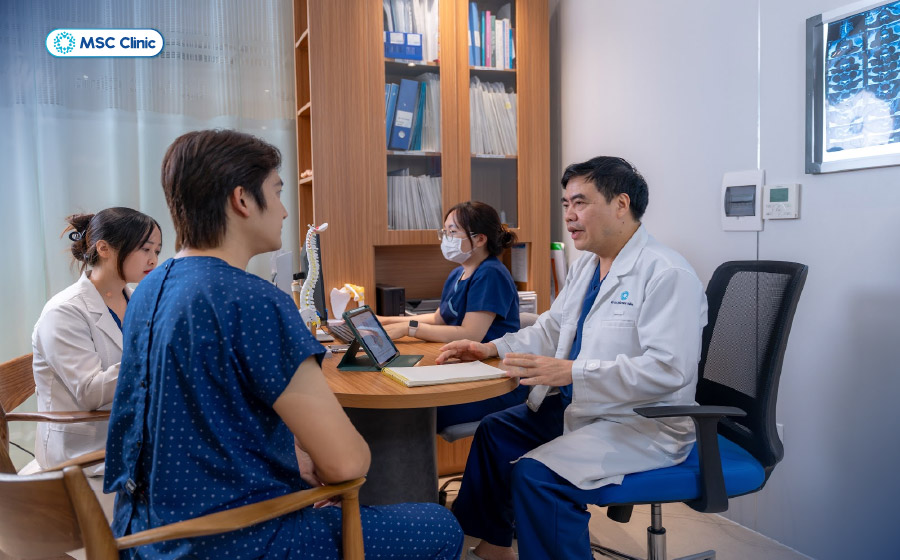 BSCKII Trần Trọng Thắng thăm khám tình trạng đau lưng cho diễn viên Đình Tú