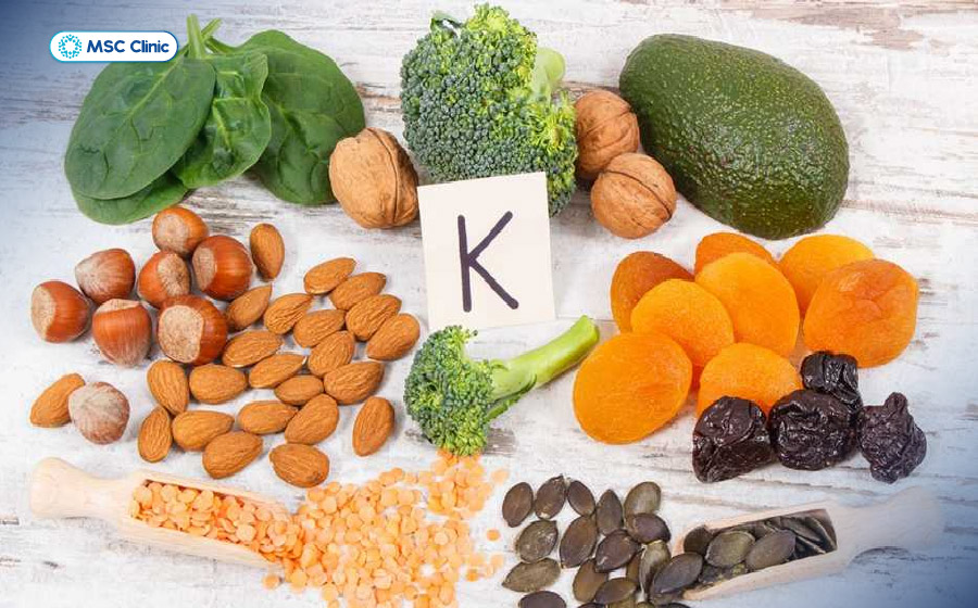 Các món giàu vitamin K là nhóm thực phẩm quan trọng khi tìm hiểu về gai cột sống nên ăn gì