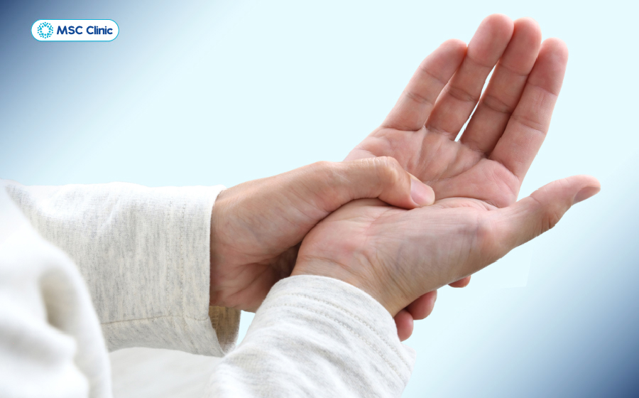 Cảm giác tê bì tay như kiến bò ở lòng bàn tay