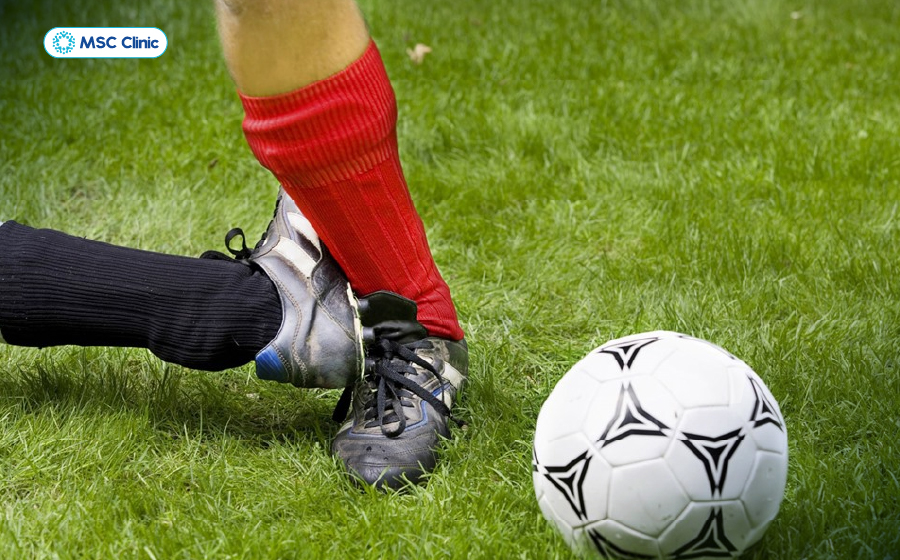 Cuộc va chạm trực tiếp trong trận bóng gây đau cẳng chân