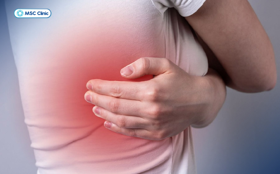 Đau âm ỉ ở một hoặc hai bên xương sườn, lan ra lưng là triệu chứng của đau cơ liên sườn