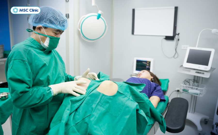 Diễn viên Anh Thơ trong quá trình điều trị thoái hóa khớp gối cùng bác sĩ Thắng tại MSC Clinic