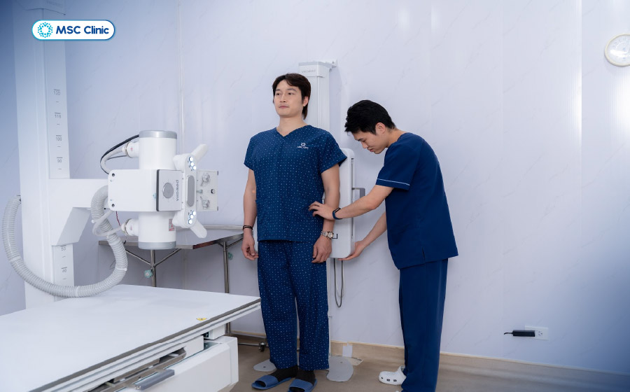 Hệ thống máy chụp X-quang hiện đại giúp chẩn đoán chính xác tình trạng tổn thương cột sống