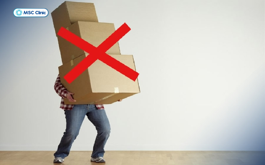 Nên hạn chế mang vác vật nặng sai cách để tránh gây áp lực đột ngột lên cột sống 