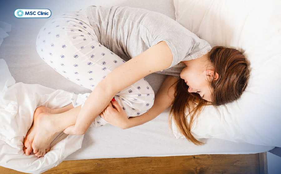 Ngủ đè lên tay dễ dẫn đến tình trạng tê bì tay khi ngủ dậy