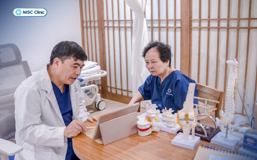 Người bệnh được BSCKII Trần Trọng thắng - Giám đốc chuyên môn MSC Clinic thăm khám trực tiếp