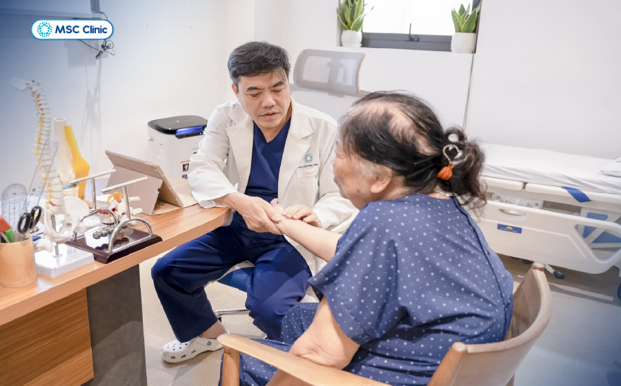 Người bệnh nên thăm khám với bác sĩ chuyên khoa để phát hiện sớm tê bì chân tay