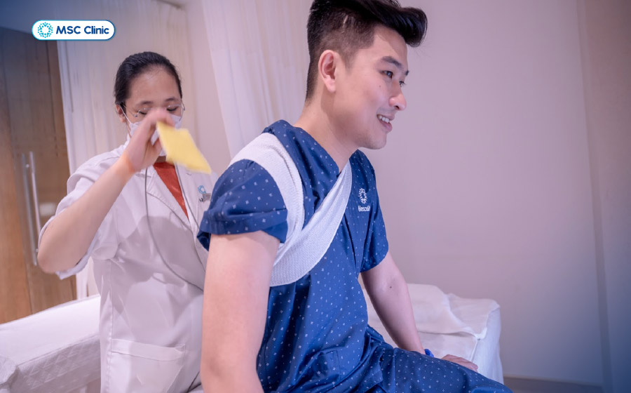 Người bệnh tập vật lý trị liệu với sự hỗ trợ của chuyên gia