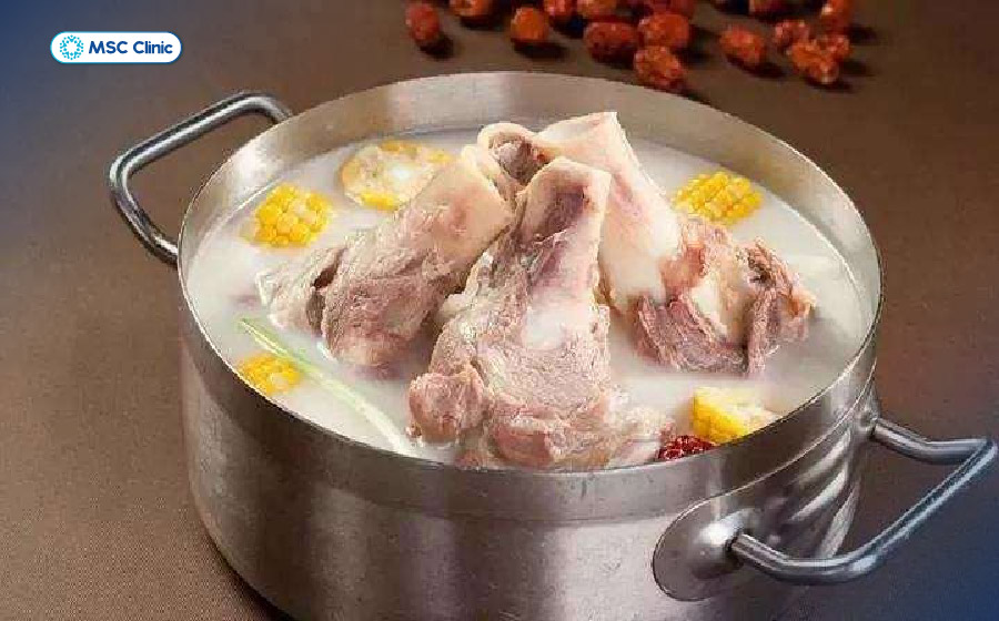 Người đang tìm hiểu gai cột sống nên ăn gì đừng bỏ qua nước hầm xương giàu collagen bổ dưỡng