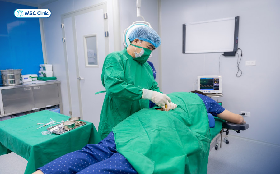 Quá trình tiêm thủ thuật tại MSC Clinic được thực hiện trong phòng tiêm vô khuẩn tiêu chuẩn phòng mổ
