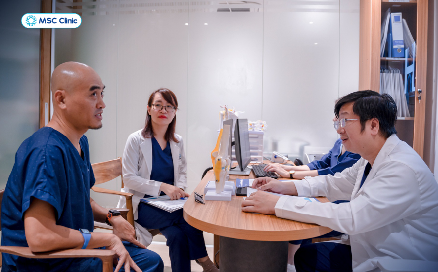 Thạc sĩ, Bác sĩ Trần Trung đang thăm khám cho người bệnh