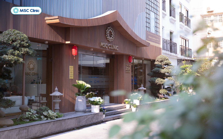 Thăm khám đau cẳng chân khi đá bóng tại MSC Clinic