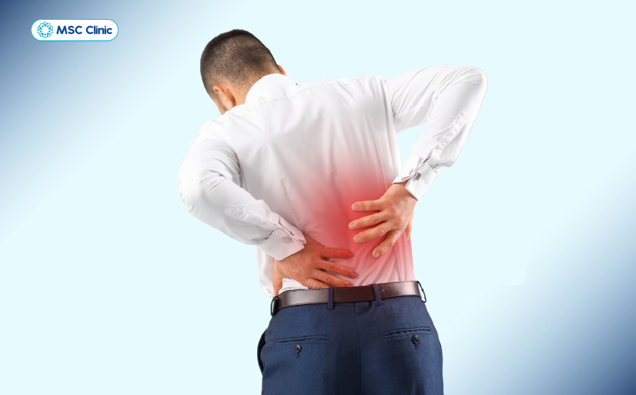 Triệu chứng đau giữa lưng thường gây đau âm ỉ, kéo dài dọc theo cột sống