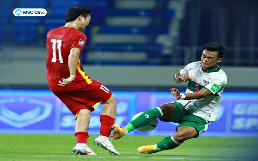 Va chạm xảy ra trong quá trình chơi thể thao gây bong gân đầu gối trực tiếp