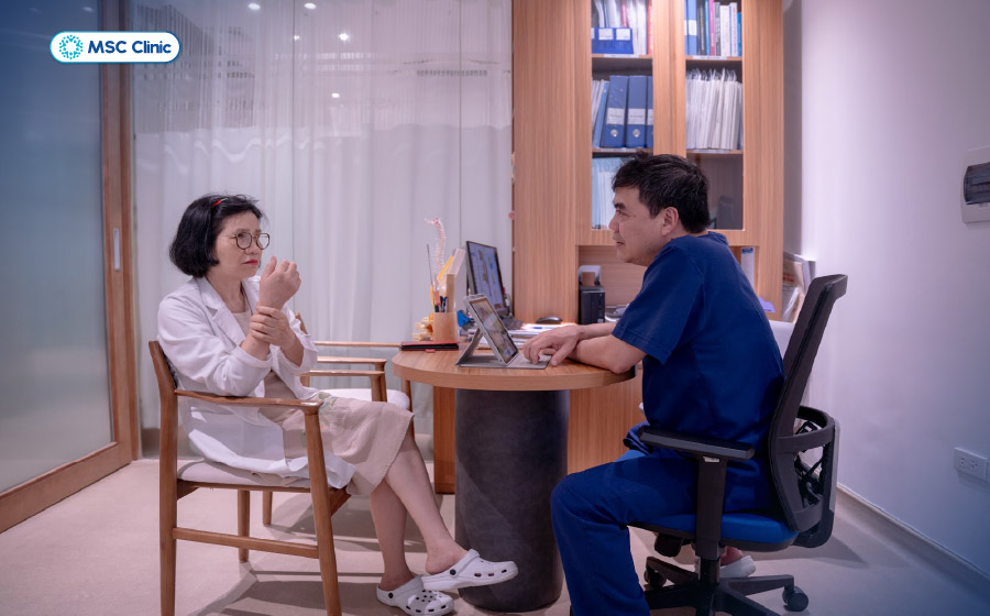 Bác sĩ Liệu thăm khám và đánh giá tình trạng cổ tay tại MSC Clinic 