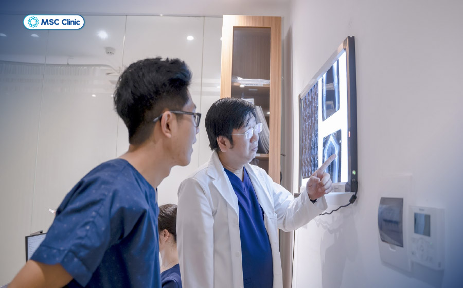 Bác sĩ Nguyễn Trần Trung phân tích tình trạng bệnh lý cho người bệnh