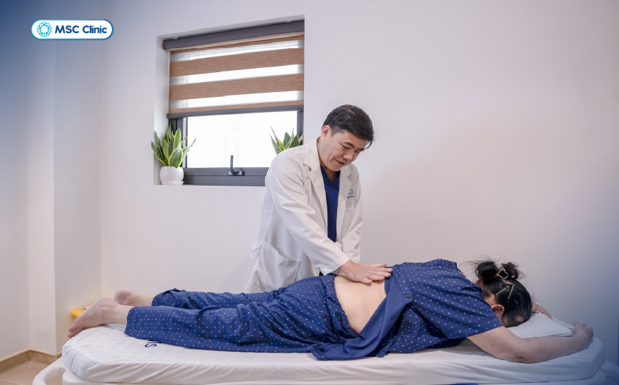 Bác sĩ Thắng đang đánh giá tình trạng cột sống cho người bệnh Bác sĩ Thắng đang đánh giá tình trạng cột sống cho người bệnh