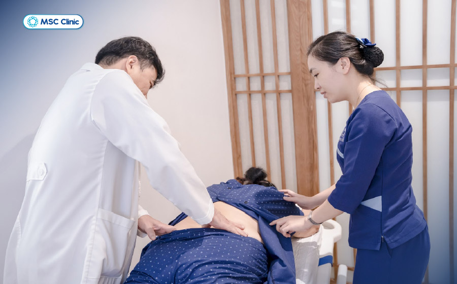 Bác sĩ tiến hành kiểm tra, thăm khám lâm sàng người bệnh