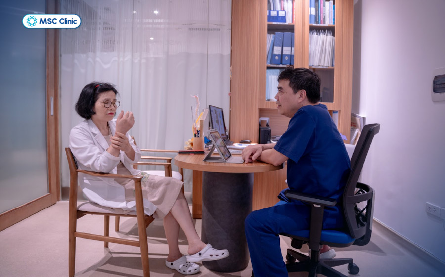 Bác sĩ tiến hành thăm khám lâm sàng nhằm đánh giá tình trạng khớp ban đầu Bác sĩ tiến hành thăm khám lâm sàng nhằm đánh giá tình trạng khớp ban đầu
