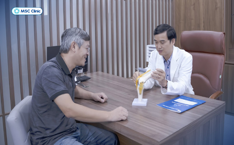Bác sĩ Trần Trung thực hiện thủ thuật tiêm nội khớp cho bệnh nhân