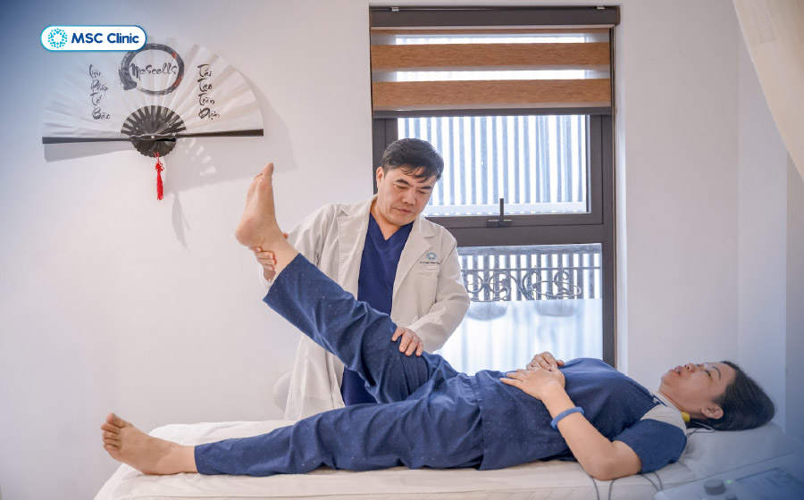 Bác sĩ Trần Trọng Thắng thăm khám cho bệnh nhân Bác sĩ Trần Trọng Thắng thăm khám cho bệnh nhân