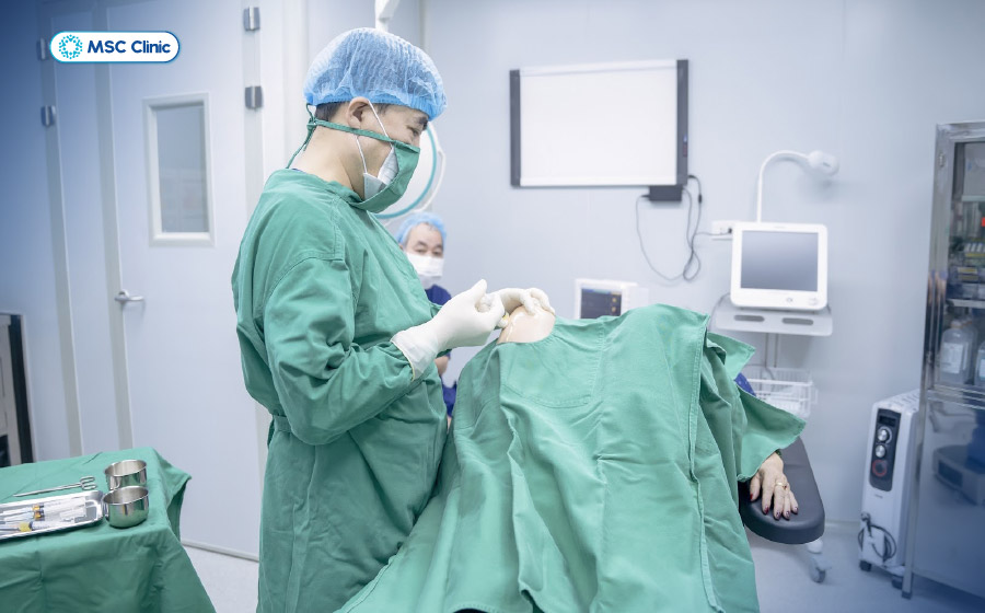 Bác sĩ Trần Trọng Thắng thực hiện tiêm PRP điều trị bảo tồn khớp gối 