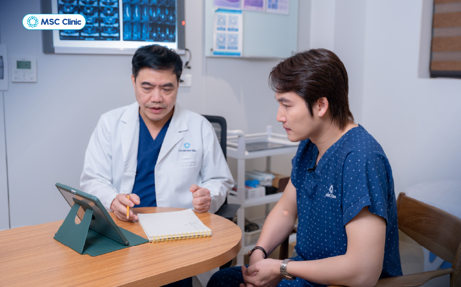 Bác sĩ Trần Trọng Thắng trực tiếp thăm khám tình trạng đau lưng cho diễn viên Đình Tú Bác sĩ Trần Trọng Thắng trực tiếp thăm khám tình trạng đau lưng cho diễn viên Đình Tú