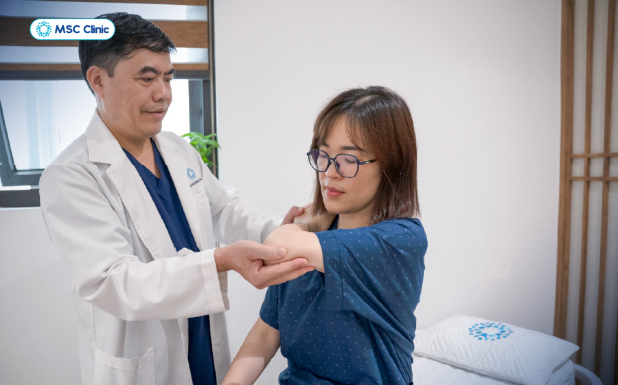 Bác sĩ Trần Trọng Thắng trực tiếp thăm khám tình trạng tràn dịch khớp khuỷu tay cho người bệnh Bác sĩ Trần Trọng Thắng trực tiếp thăm khám tình trạng tràn dịch khớp khuỷu tay cho người bệnh