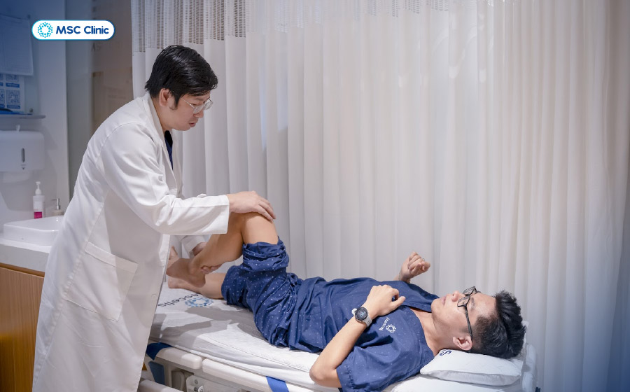 Bác sĩ Trần Trung khám lâm sàng tình trạng bệnh lý của bệnh nhân