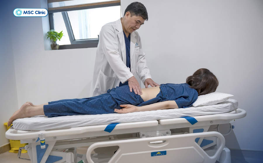 Bệnh nhân nên đến cơ sở uy tín thăm khám tình trạng tràn dịch khớp