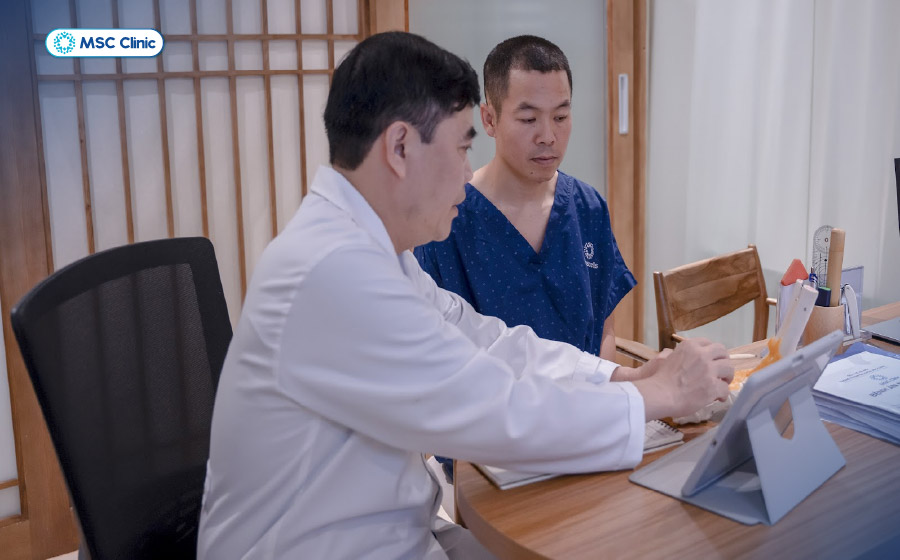 BSCKII Trần Trọng Thắng - Giám đốc chuyên môn MSC Clinic trực tiếp thăm khám tình trạng căng cơ bắp chân cho Runner Hùng Hải
