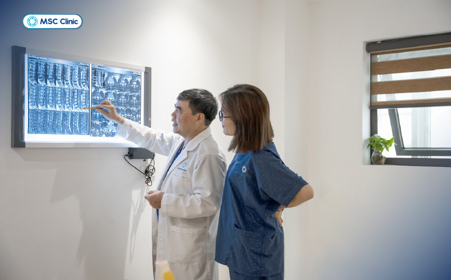 BSCKII Trần Trọng Thắng thăm khám cho bệnh nhân