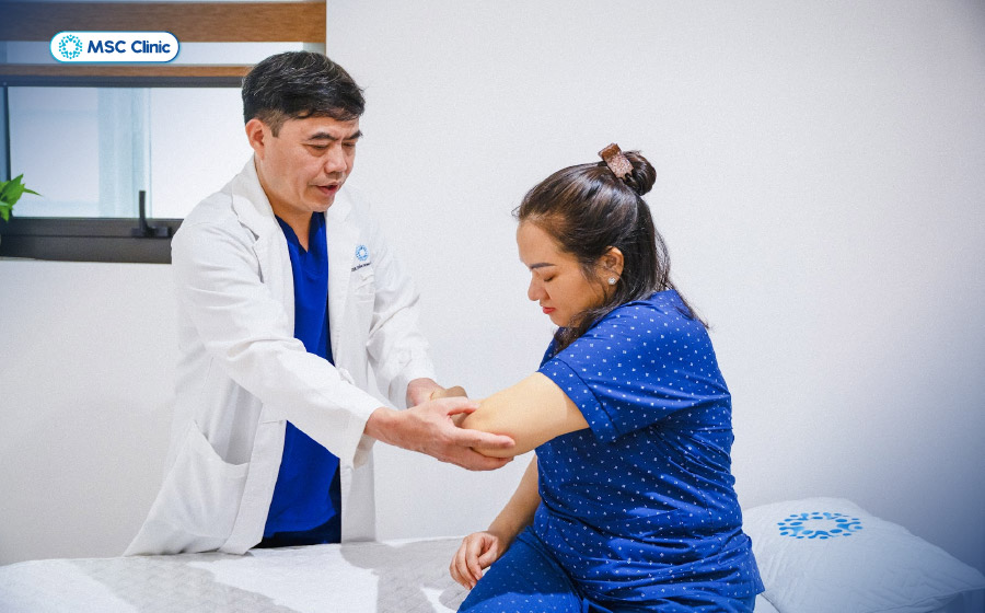 BSCKII Trần Trọng Thắng trực tiếp thăm khám cho bệnh nhân BSCKII Trần Trọng Thắng trực tiếp thăm khám cho bệnh nhân