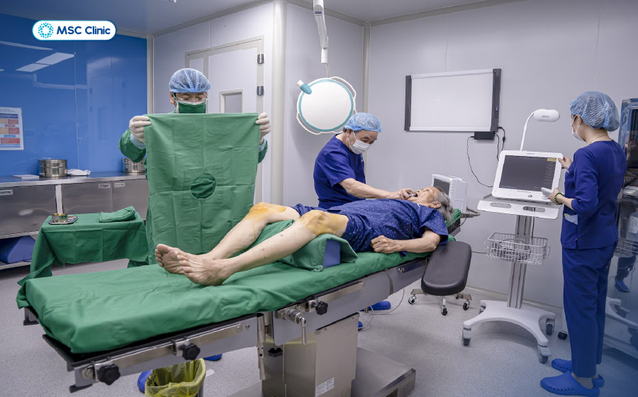 Cần đảm bảo tiêu chuẩn vô khuẩn nghiêm ngặt để tránh nguy cơ nhiễm trùng khớp trong quá trình điều trị