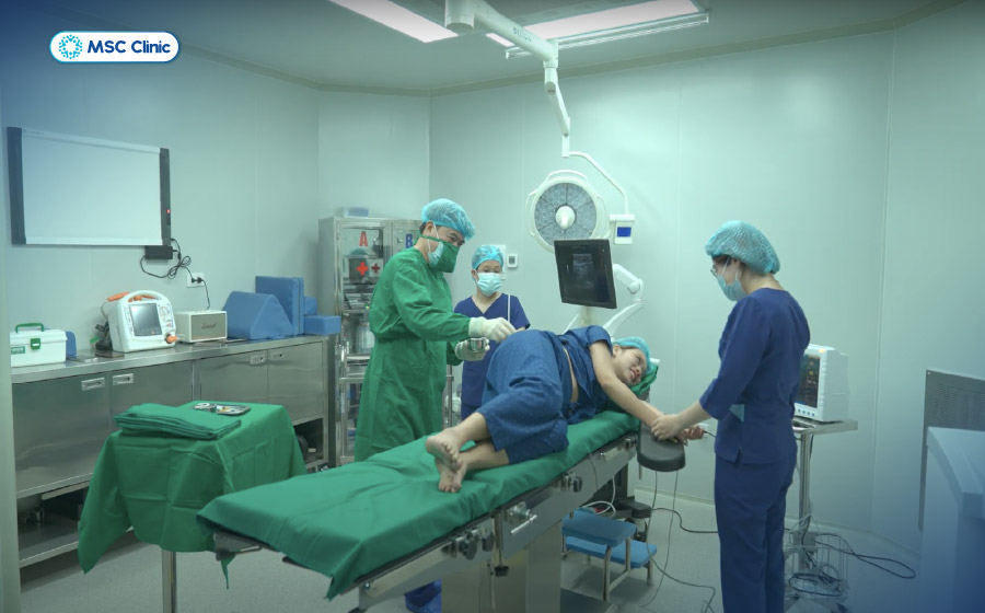 Chị Phạm Hải Vân trong phòng tiêm vô khuẩn tiêu chuẩn phòng mổ tại MSC Clinic