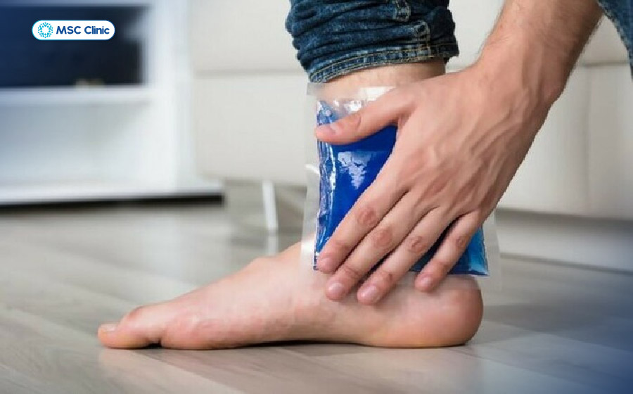 Chườm lạnh cổ chân giúp giảm sưng đau đem lại cảm giác dễ chịu tức thời
