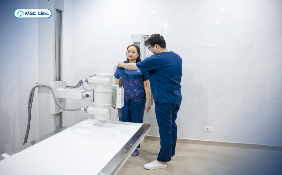 Chụp X-quang là bước cận lâm sàng quan trọng để xác định nguyên nhân đau và định hướng điều trị chính xác
