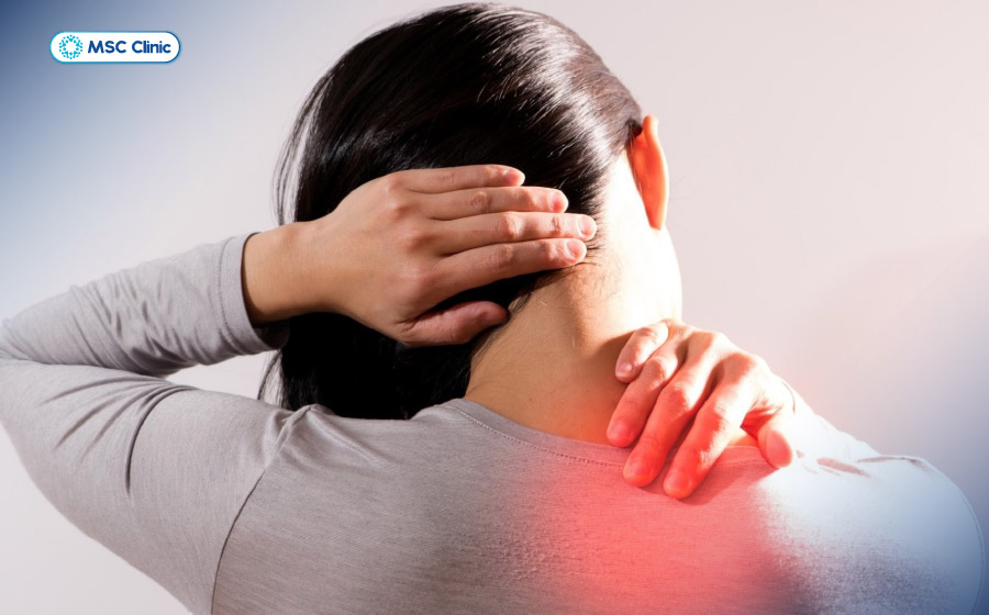 Cơn đau cổ vai gáy có thể âm ỉ hoặc nhói buốt, ảnh hưởng trực tiếp đến hiệu suất công việc và chất lượng cuộc sống