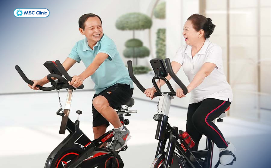 Đạp xe nhẹ nhàng là bài tập chữa tràn dịch khớp gối an toàn, cải thiện sức bền cơ