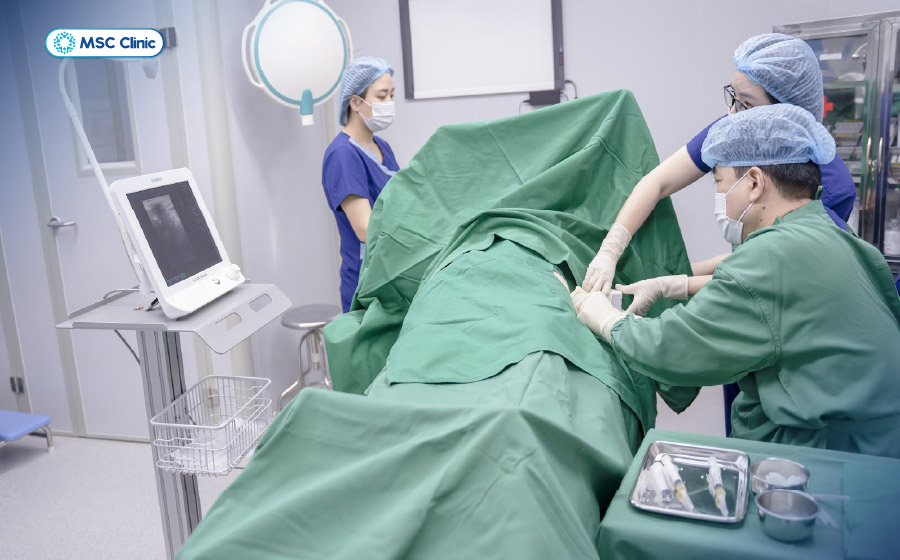 Điều trị hoại tử khớp háng bằng y học tái tạo trong phòng tiêm vô khuẩn nhằm hạn chế tối đa nguy cơ nhiễm trùng