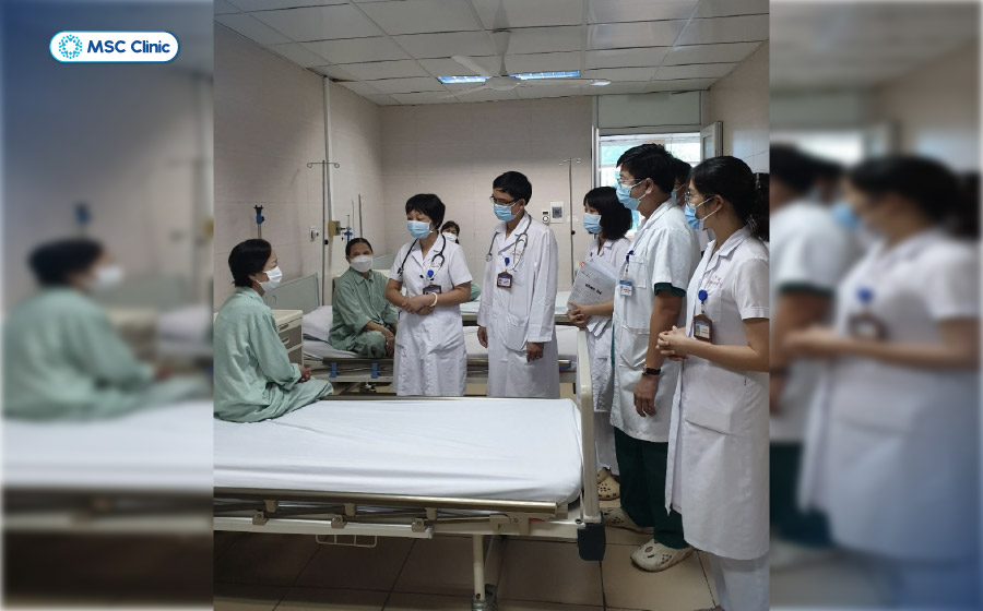 Đội ngũ y bác sĩ tại bệnh viện E thăm phòng bệnh nhân trong quá trình điều trị nội trú tại viện Đội ngũ y bác sĩ tại bệnh viện E thăm phòng bệnh nhân trong quá trình điều trị nội trú tại viện
