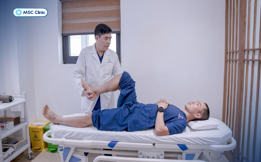 Khám lâm sàng là bước đầu giúp đánh giá các dấu hiệu tràn dịch khớp gối