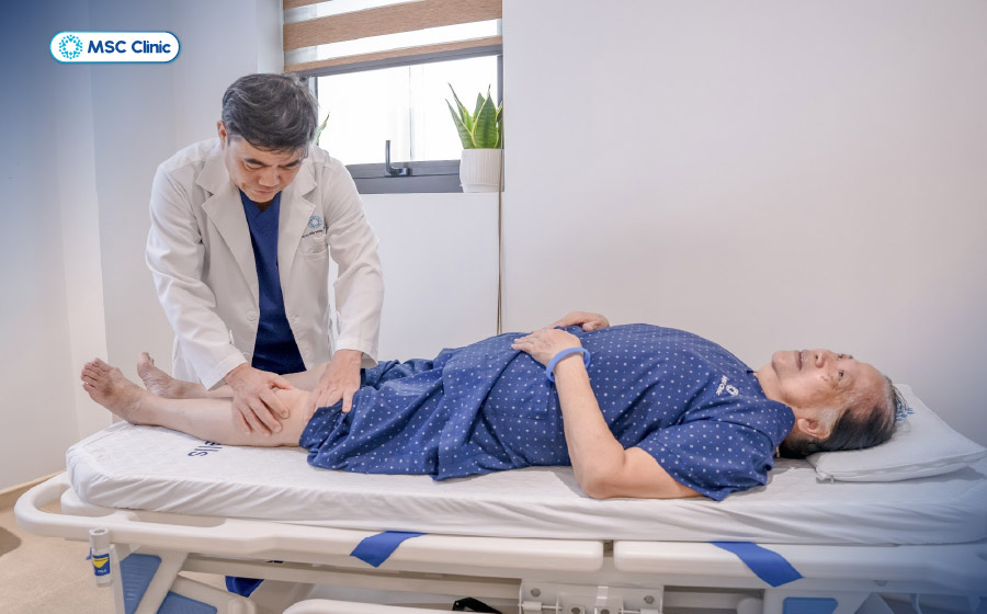 Khám lâm sàng là bước quan trọng giúp tìm đúng điểm đau và đánh giá biến dạng khớp