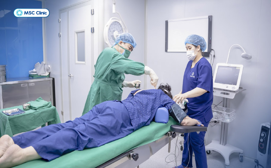 Liệu pháp tiêm huyết tương giàu tiểu cầu tại MSC Clinic được thực hiện trong phòng tiêm nội khớp vô khuẩn