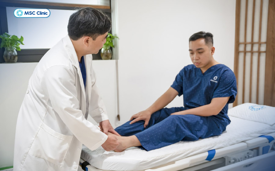 Người bệnh bong gân chân nên đi thăm khám ngay khi tình trạng sưng không thuyên giảm sau 72 giờ